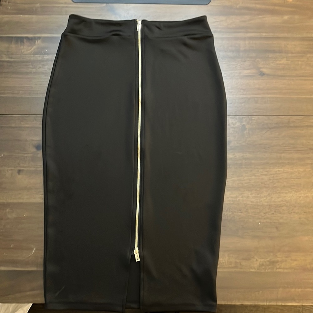 Nina Parker 1x black with gold zipper pencil skirt.